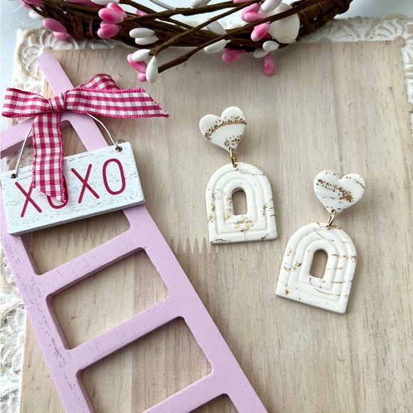 ❤️White and Gold Marbled Arch Heart Earrings - Picture 3 of 4